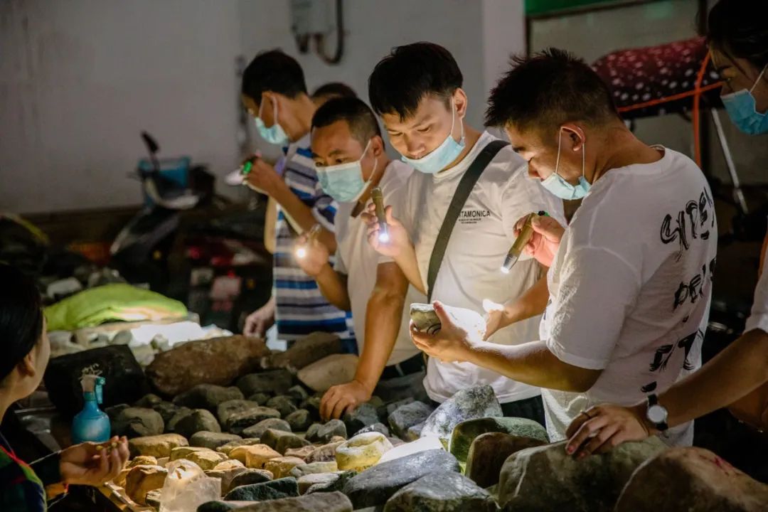 &ldquo;赌石&rdquo;赌的并不只有翡翠&nbsp;&nbsp;/&nbsp;南风窗摄影记者&nbsp;郭嘉亮摄