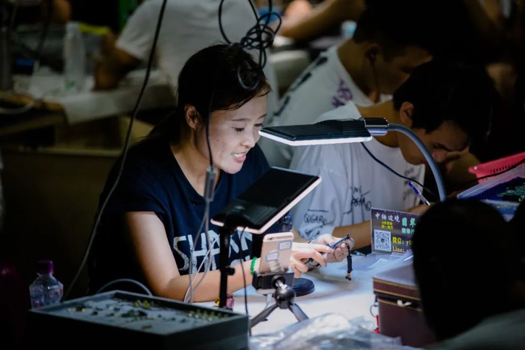 玉石市场的直播 / 南风窗摄影记者 郭嘉亮摄