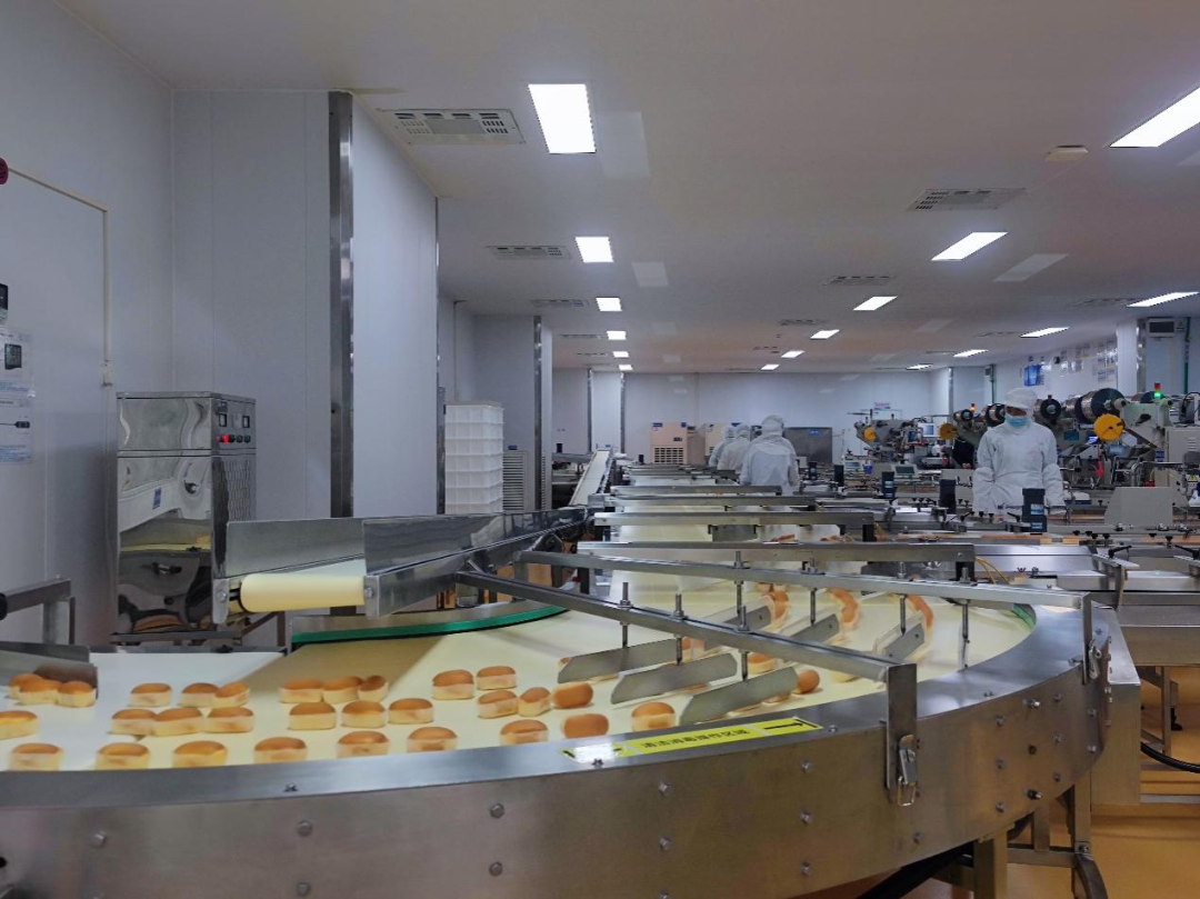 盼盼食品5g智慧工厂小面包生产线 本报记者 杨洁 摄