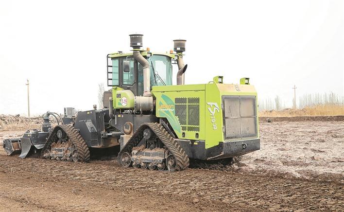 职工驾驶深耕粉碎松土机进行作业(资料图片). 石继良 摄