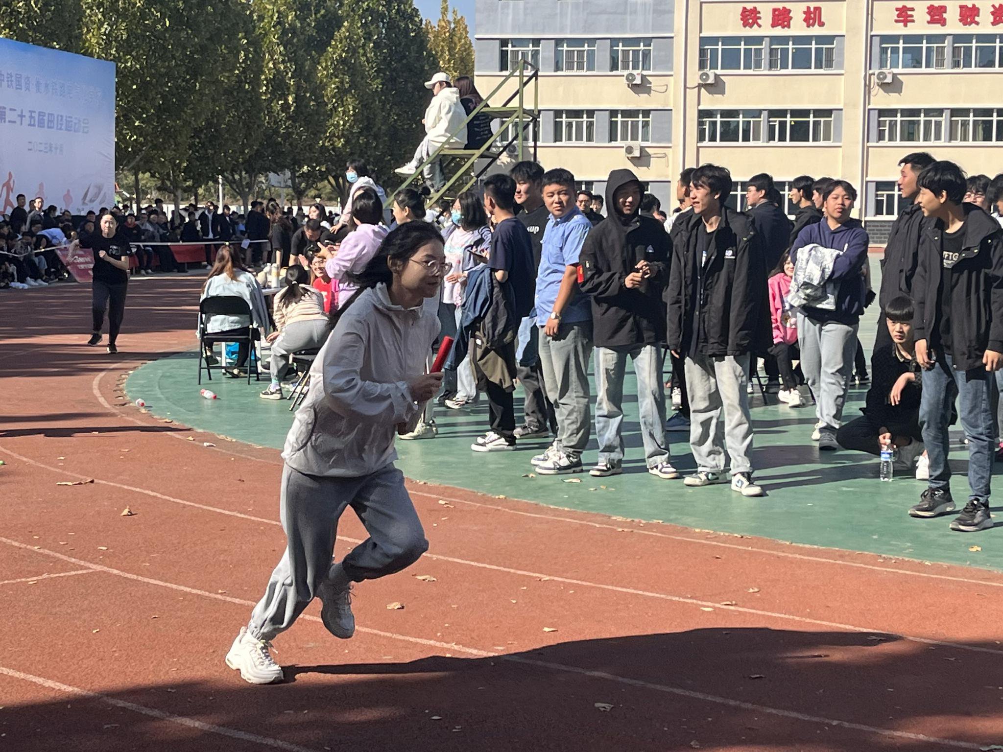 图为秋冬季运动会比赛现场.张占祥 摄