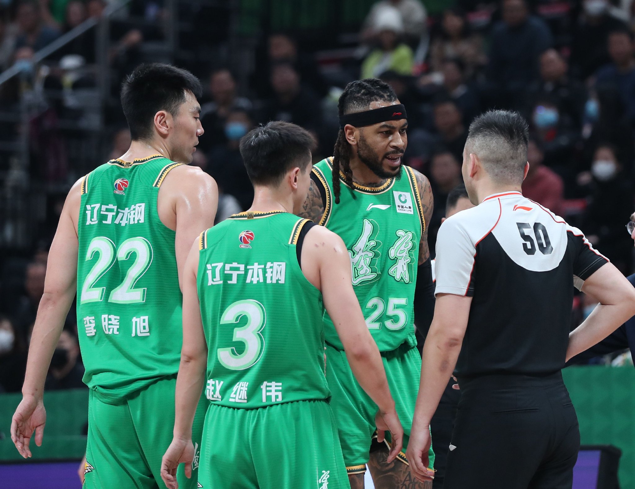 12月10日,辽宁本钢队球员莫兰德(右二)与裁判交流.新华社记者 龙雷 摄