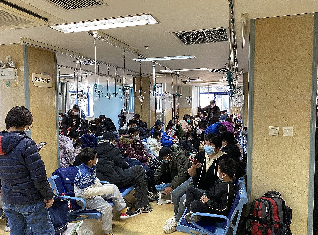 ▲11月27日，北京，有很多咳嗽、发烧的患儿在北京儿童医院输液室输液。据视觉中国