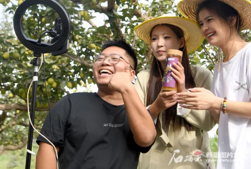 9月24日,刘元杰(左)与团队主播一起进行直播带货.