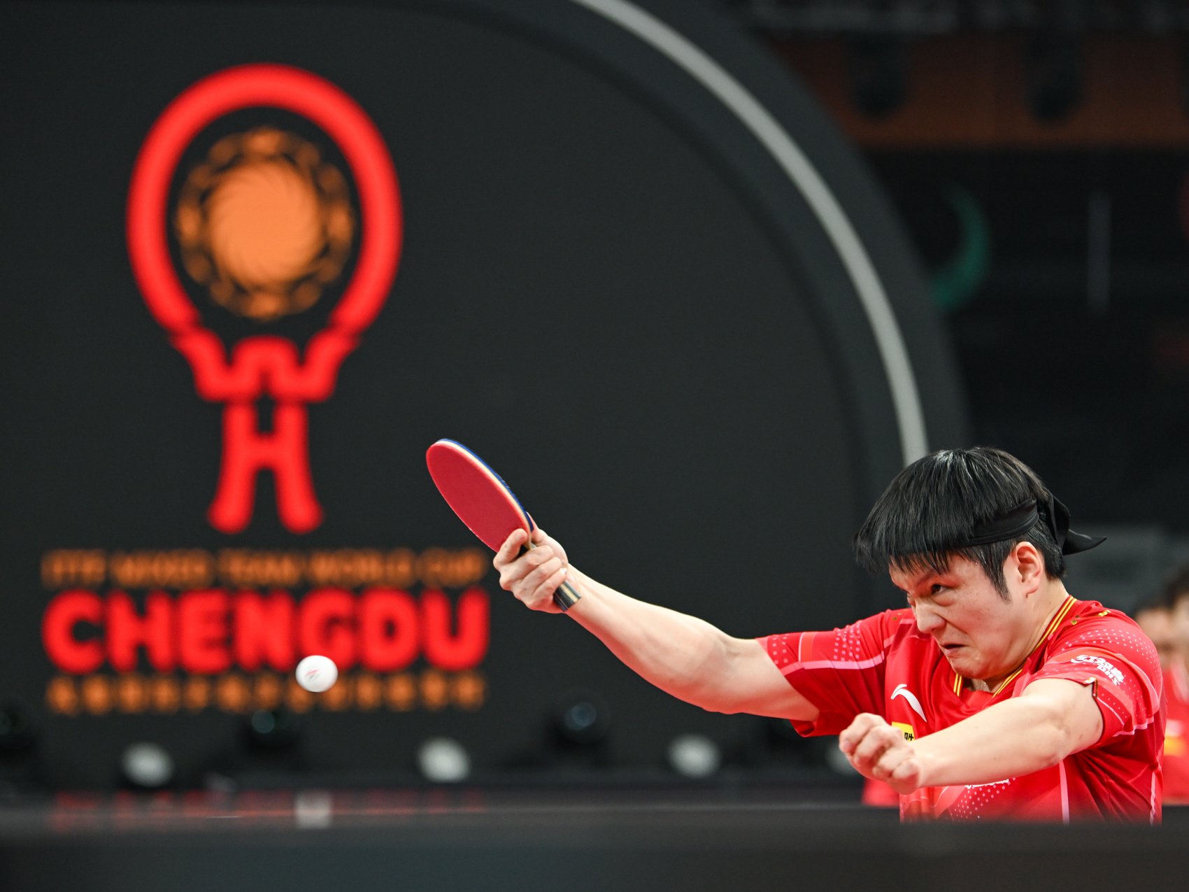 12月9日,中国队选手樊振东在男单比赛中回球.新华社记者 王曦 摄