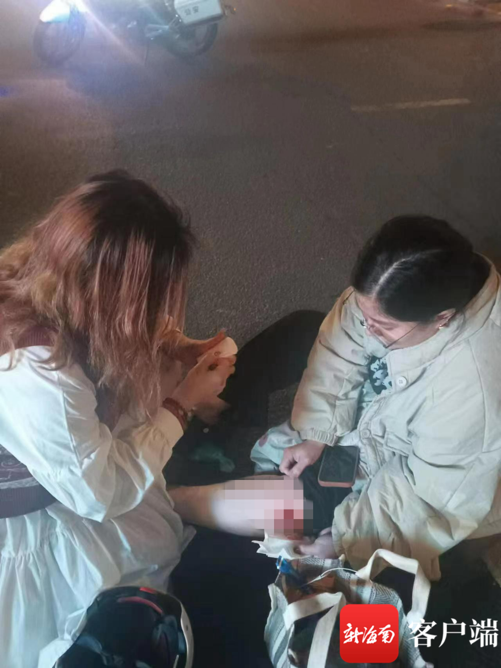 为车祸受伤女子包扎止血.受访者供图