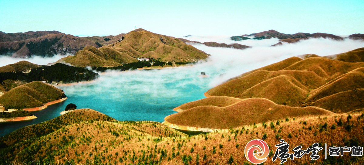 12月7日,在全州县天湖生态旅游度假区,群山,湖泊,云海相映成景,构成一