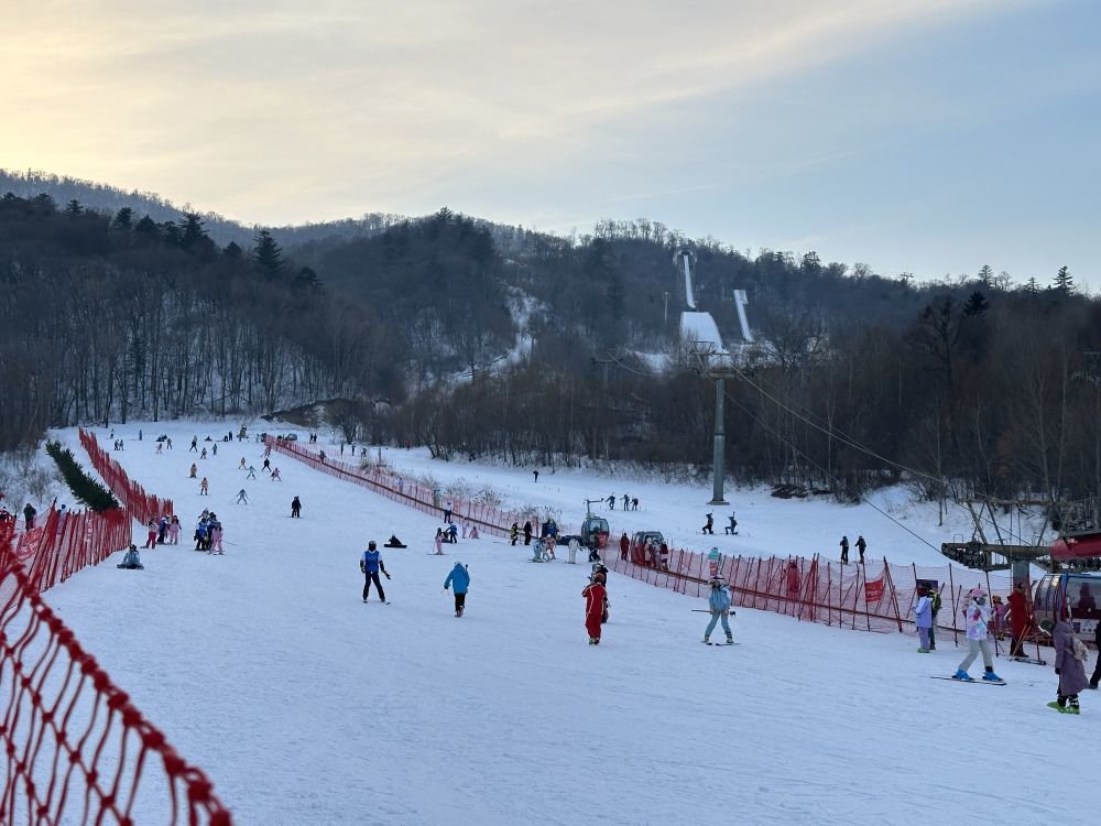 12月5日,在黑龙江亚布力滑雪旅游度假区内的滑雪场,游客在滑雪