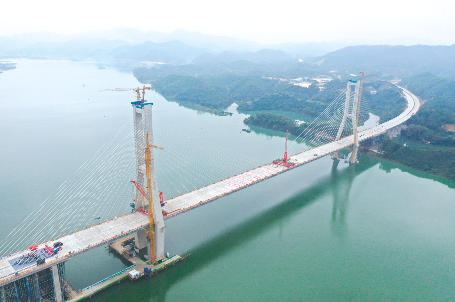 &nbsp;&nbsp;&nbsp;&nbsp;上横高速公路西津郁江特大桥主跨合龙 本报