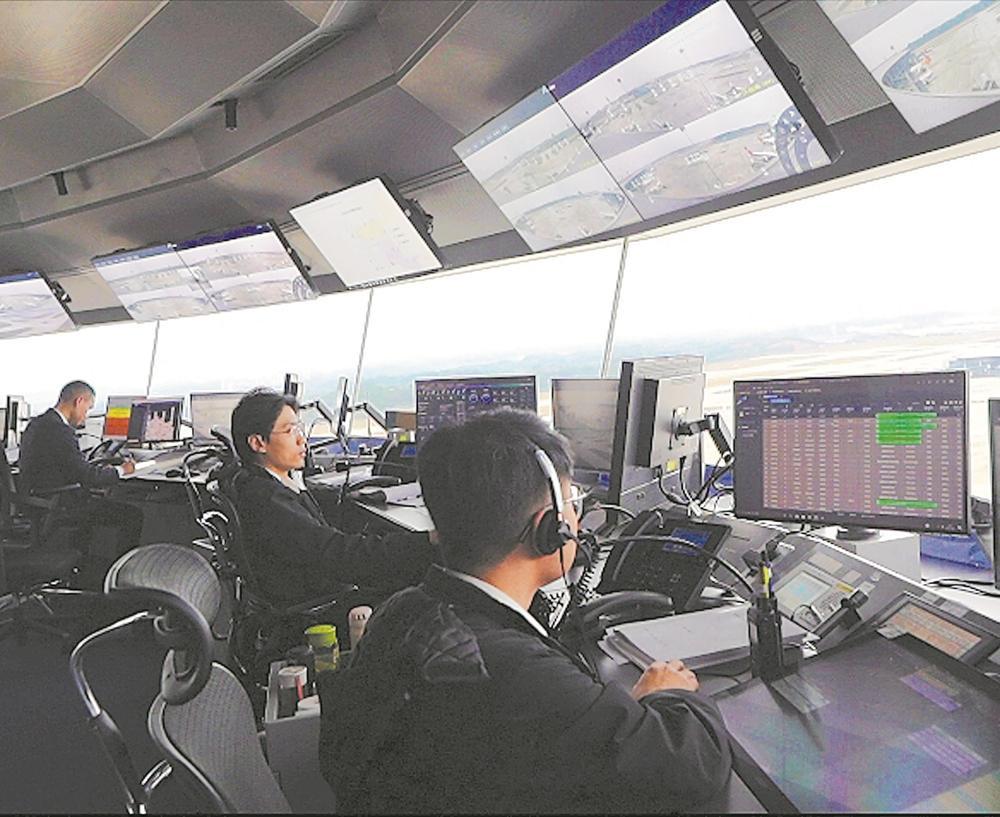 天府国际机场机坪塔台工作人员忙碌指挥引导