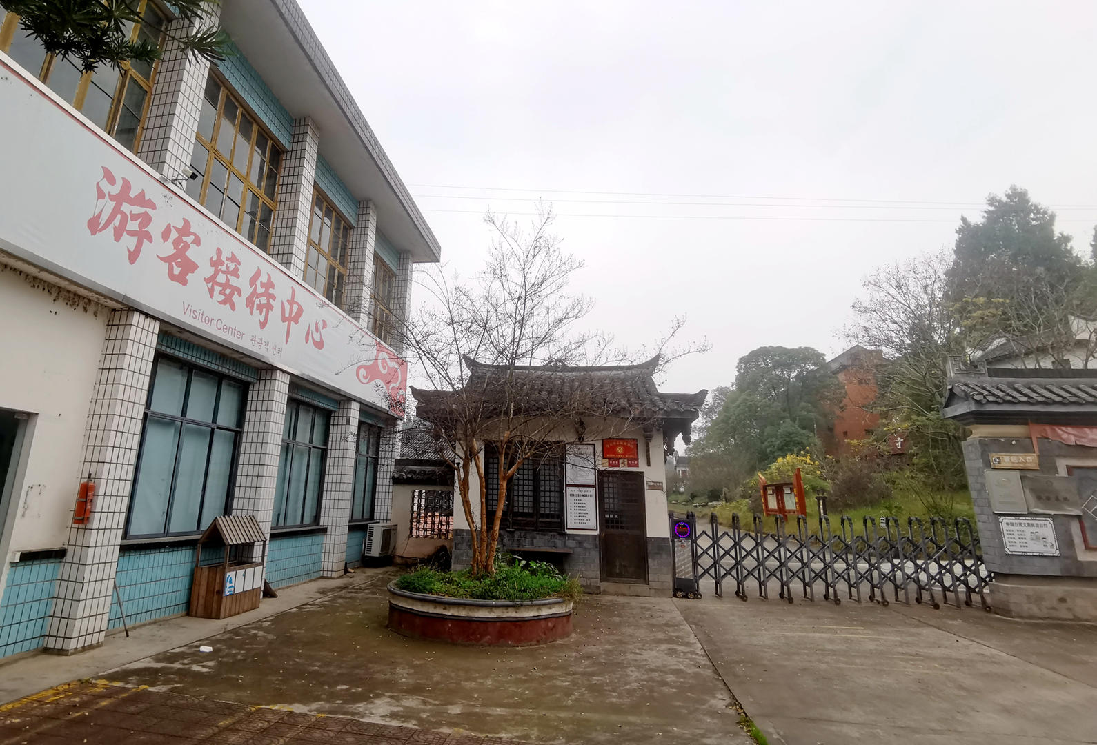 ▲停产后的临江寺豆瓣厂区，“游客接待中心”显示这里曾作为景区接待游客