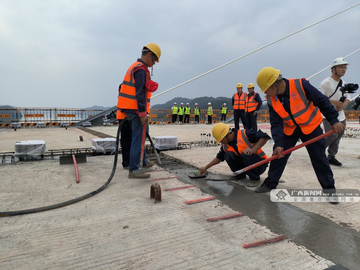 工人们在浇筑混凝土.记者 李远兴 摄