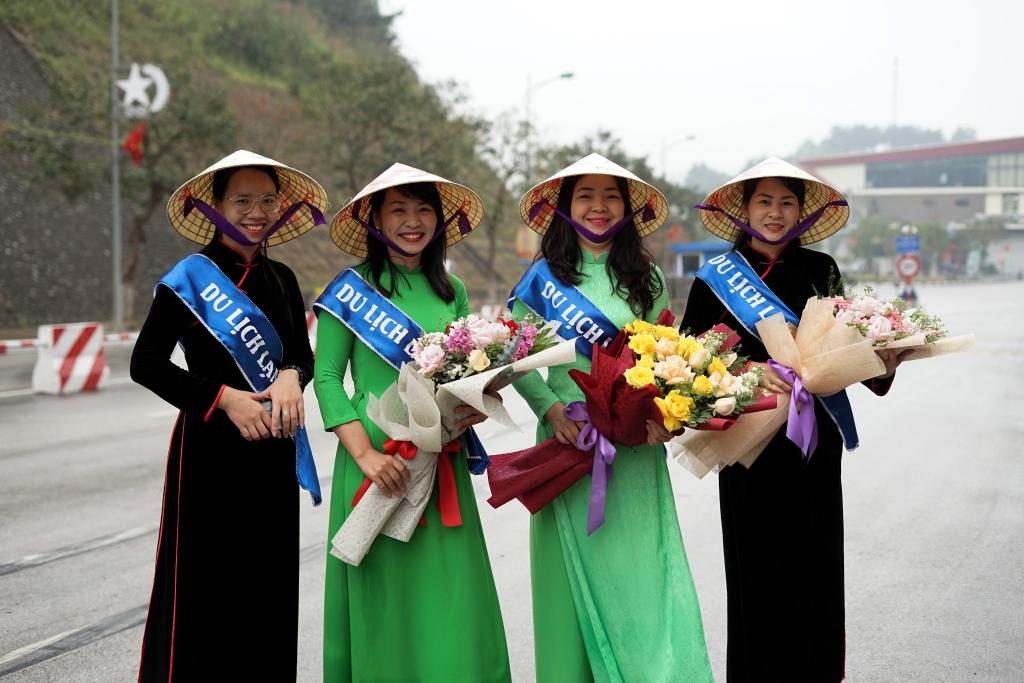 3月15日，越方工作人员在越南谅山省的友谊国际口岸手捧鲜花欢迎中国游客。（新华社记者胡佳丽摄）