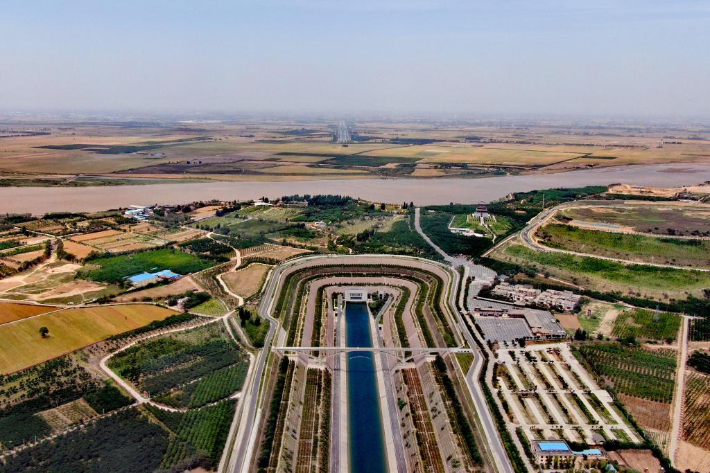 图为南水北调中线穿越黄河工程.新华社记者 刘诗平 摄