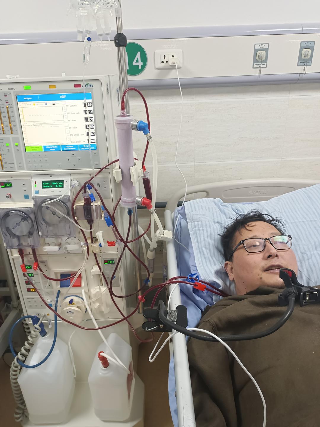 四川德阳知名主持人患尿毒症治病四年欠20余万外债网上筹款50万换肾