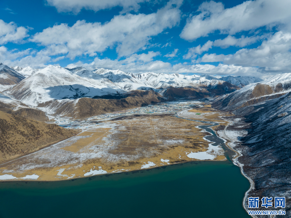 嘉乃玉错与不远处的嘉黎县县城(12月10日摄,无人机照片).