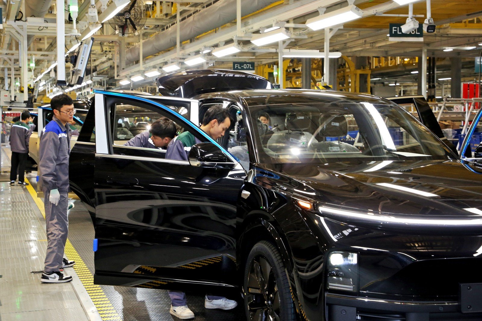 理想汽车江苏常州基地的员工在车间流水线上组装新能源汽车.