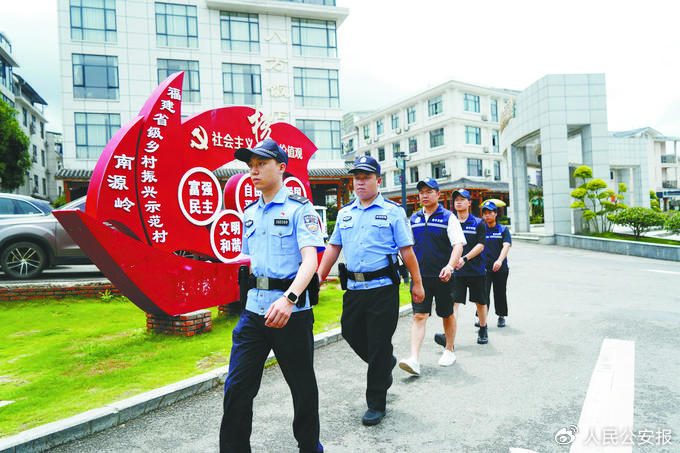 武夷山市公安局民警与"朱子义警"在辖区开展联合巡逻.(资料图片)