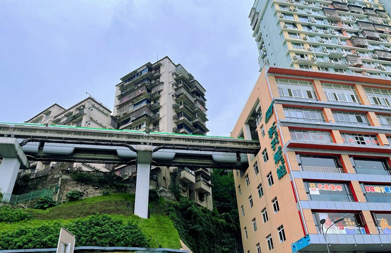 图为重庆轻轨2号线李子坝站&nbsp