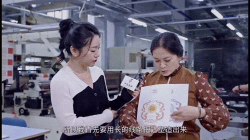 △《甲辰年》雕刻邮票雕刻师原艺珊（二图雕刻）和刘明慧老师（一图的雕刻）