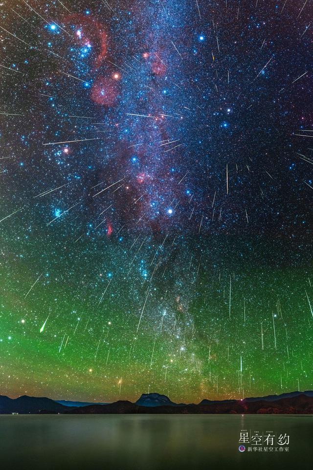 星空摄影爱好者王晋2020年12月14日在云南泸沽湖拍摄的双子座流星雨