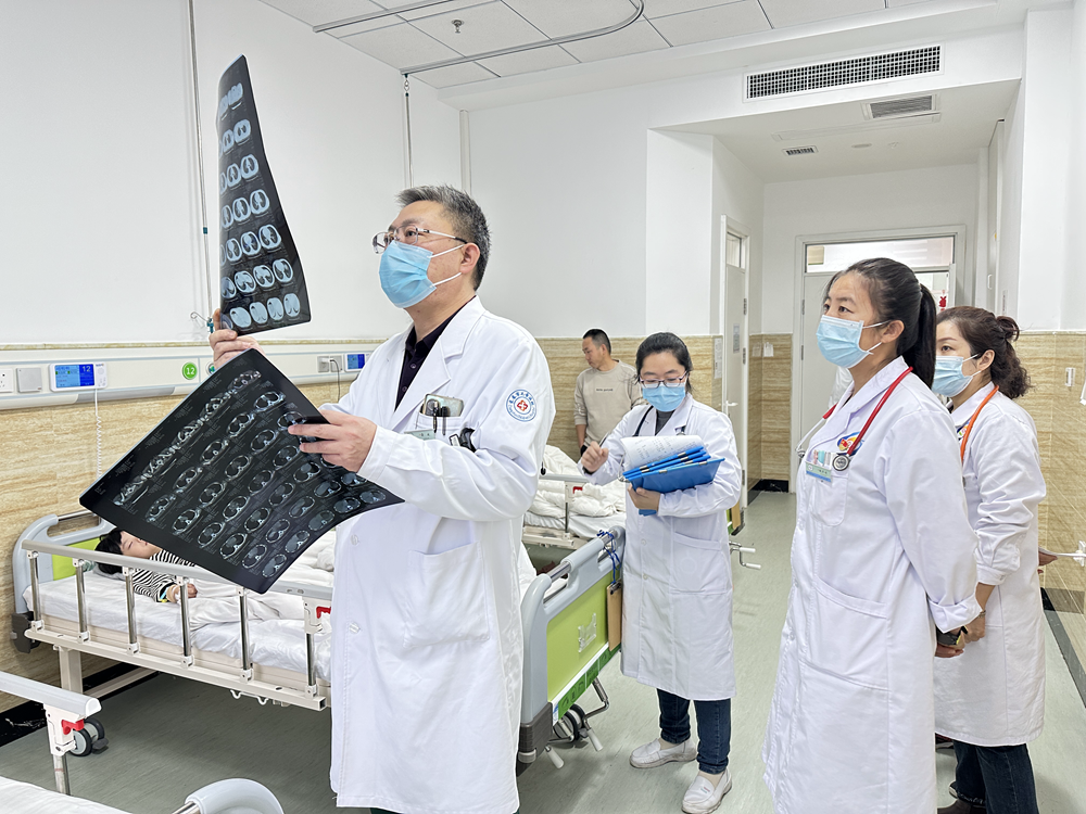 长春市儿童医院中西医结合科主任薛斌在舒兰市人民医院儿科疗区查房