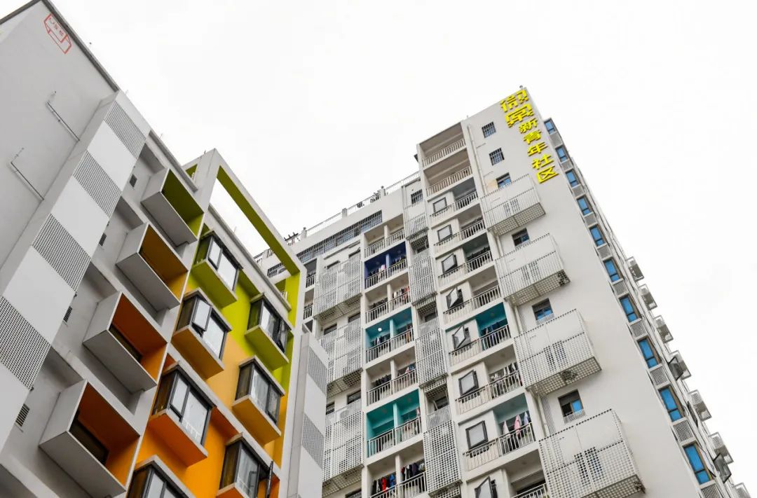 在深圳市龙华区元芬村拍摄的改造后的青年公寓外立面.