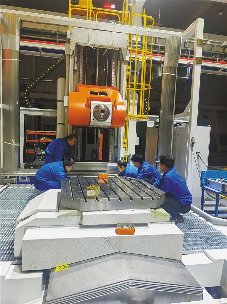 12月1日,在汉江机床生产车间,工人在加工滚珠丝杠.