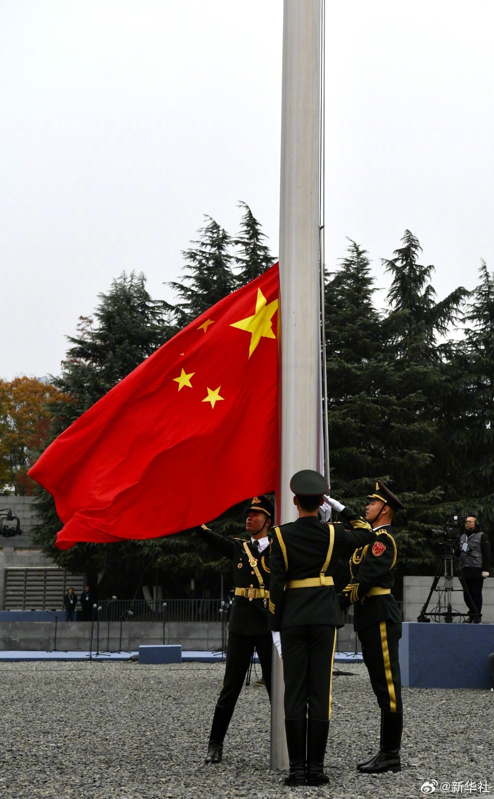 今天公祭广场下半旗志哀死难同胞