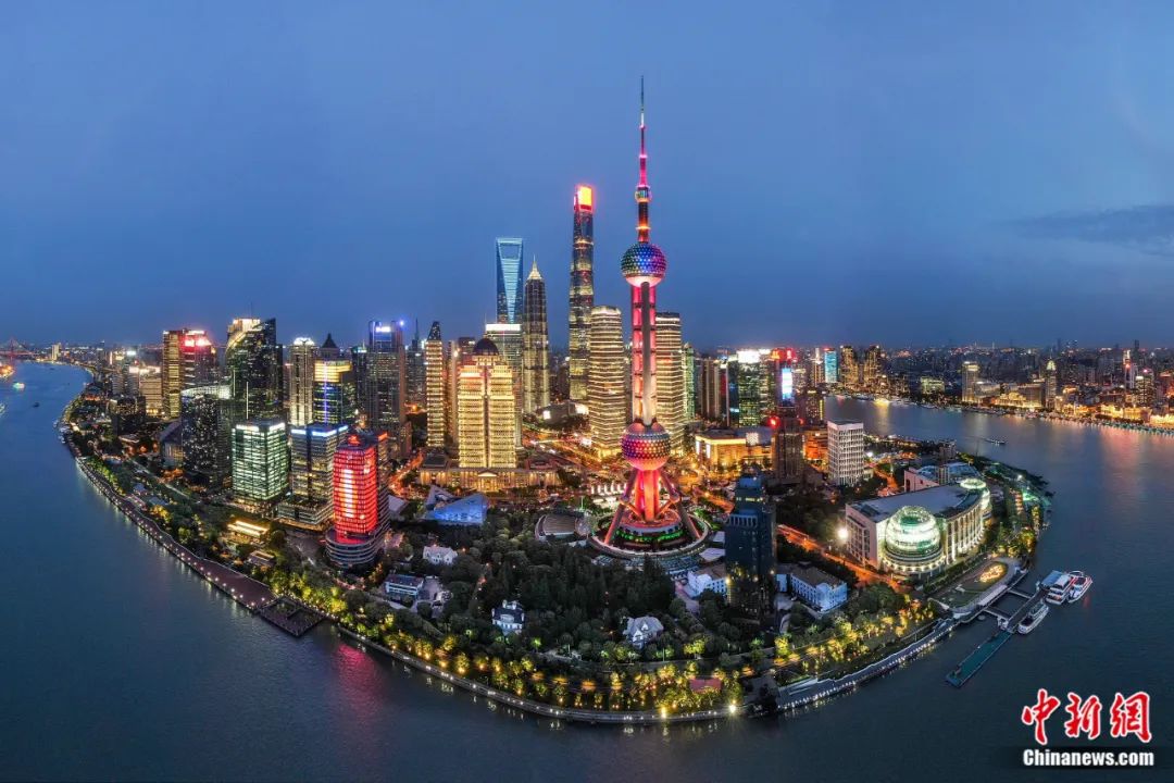 2020年，航拍上海浦东陆家嘴夜景，灯火辉煌美不胜收。张亨伟 摄