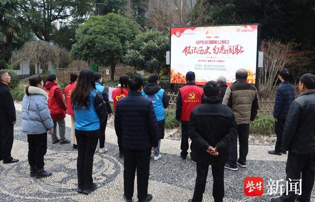 便仓枯枝牡丹园内,志愿者代表首先向群众讲述了南京大屠杀死难者国家