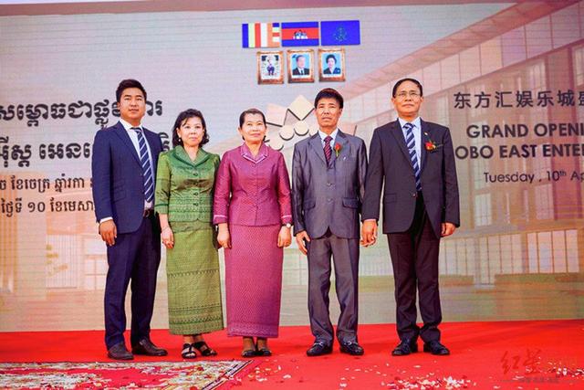 刘积光(左一)和刘正祥(右二)出席东方汇开幕