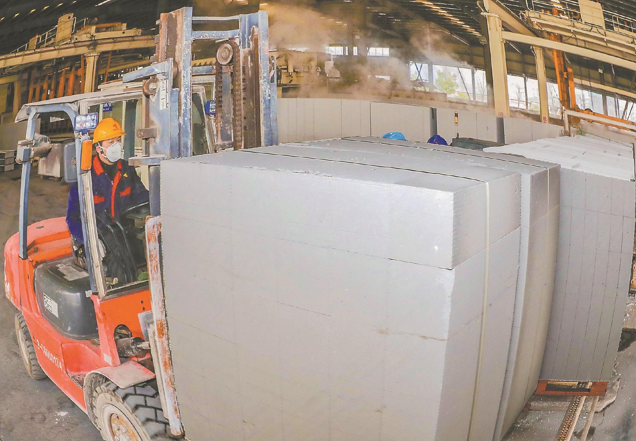 近日,在铜陵铜冠建安新型环保建材科技有限公司,工人们正在砌块车间装