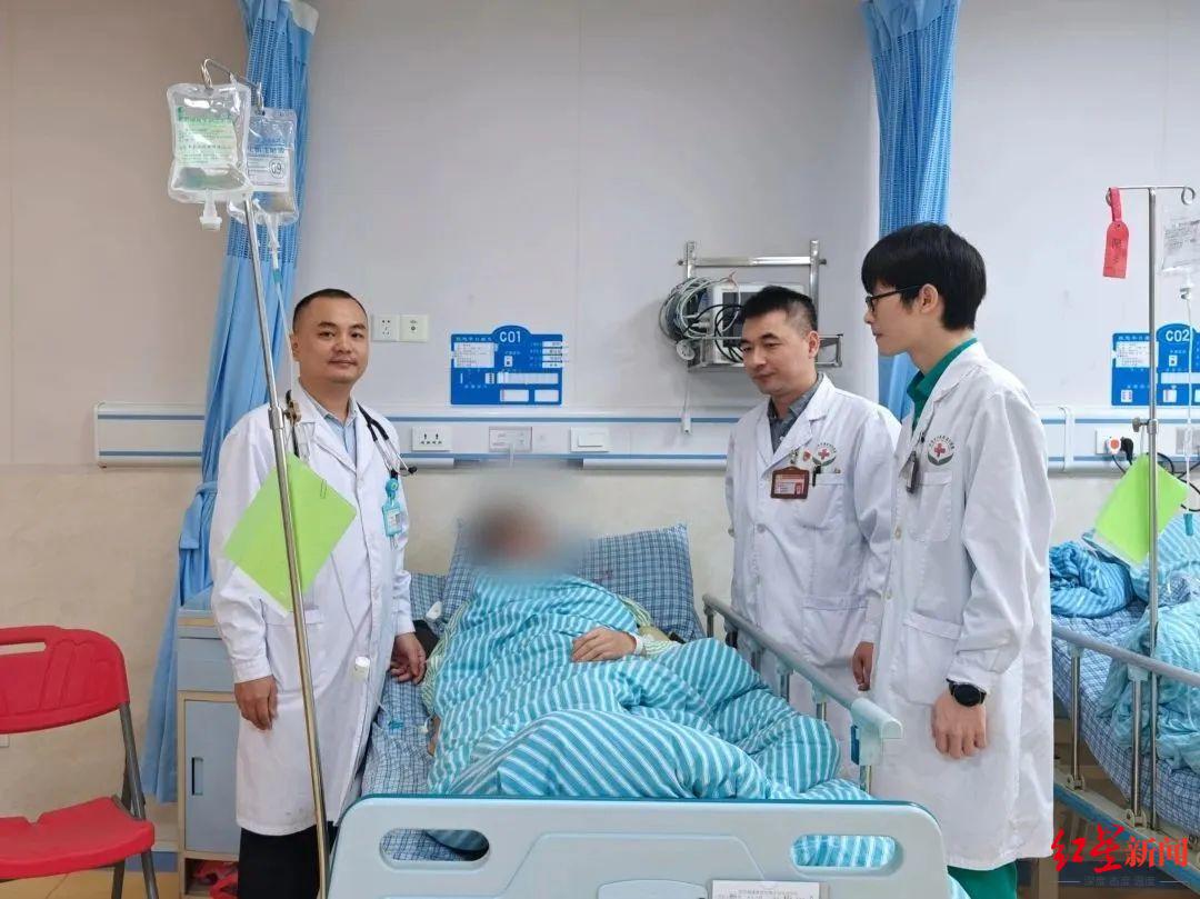 患者谭先生和急诊科医生合影 东莞市中西医结合医院供图