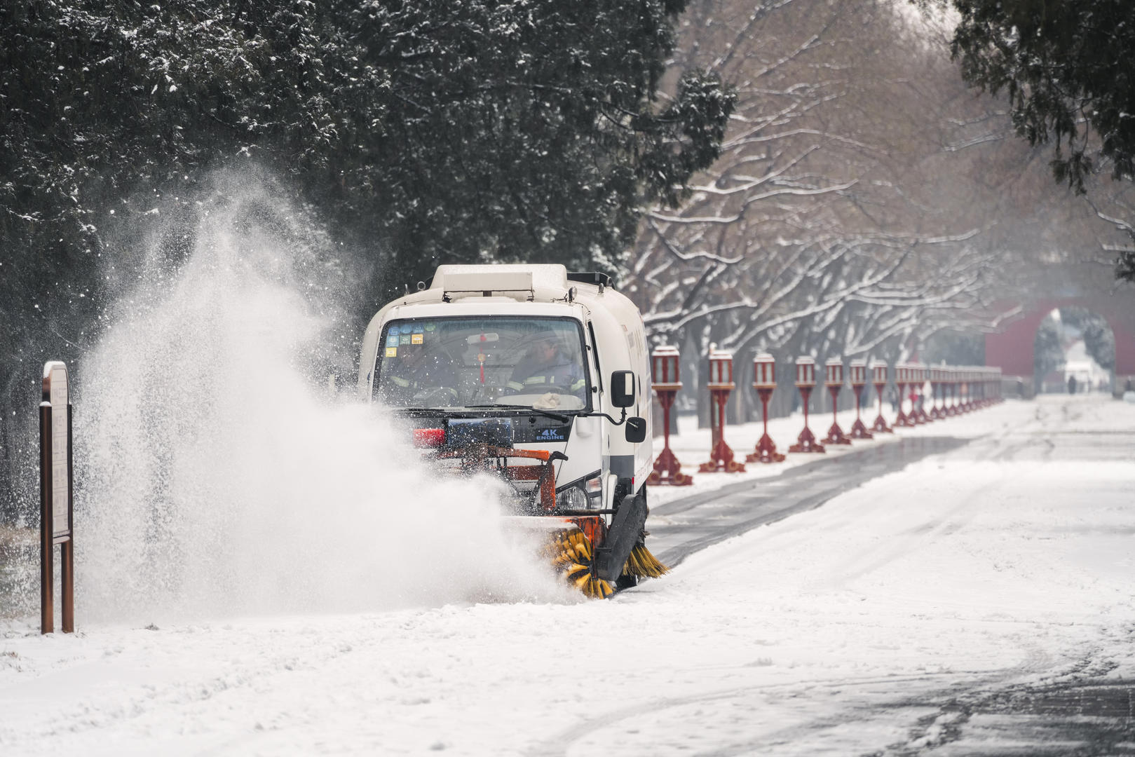 暴雪橙色预警下的北京号召全民义务扫雪铲冰有企业居家办公故宫多日