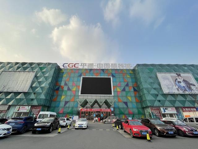 平湖·中国服装城. 于量 摄