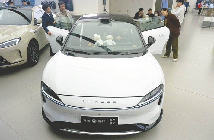2023年12月12日，杭州，顾客在华为旗舰店内体验了解鸿蒙智行首款轿车“智界S7” 视觉中国图