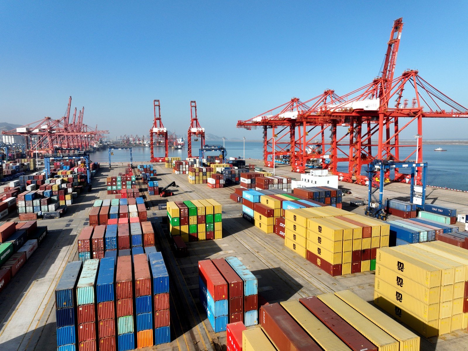 在江苏连云港港集装箱码头,货轮停靠在泊位上装卸集装箱.