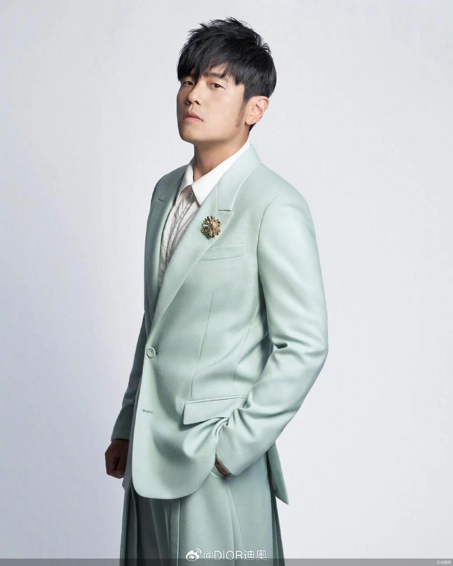 12月12日,dior正式宣布明星周杰伦为最新全球品牌大使,并发布由周杰伦