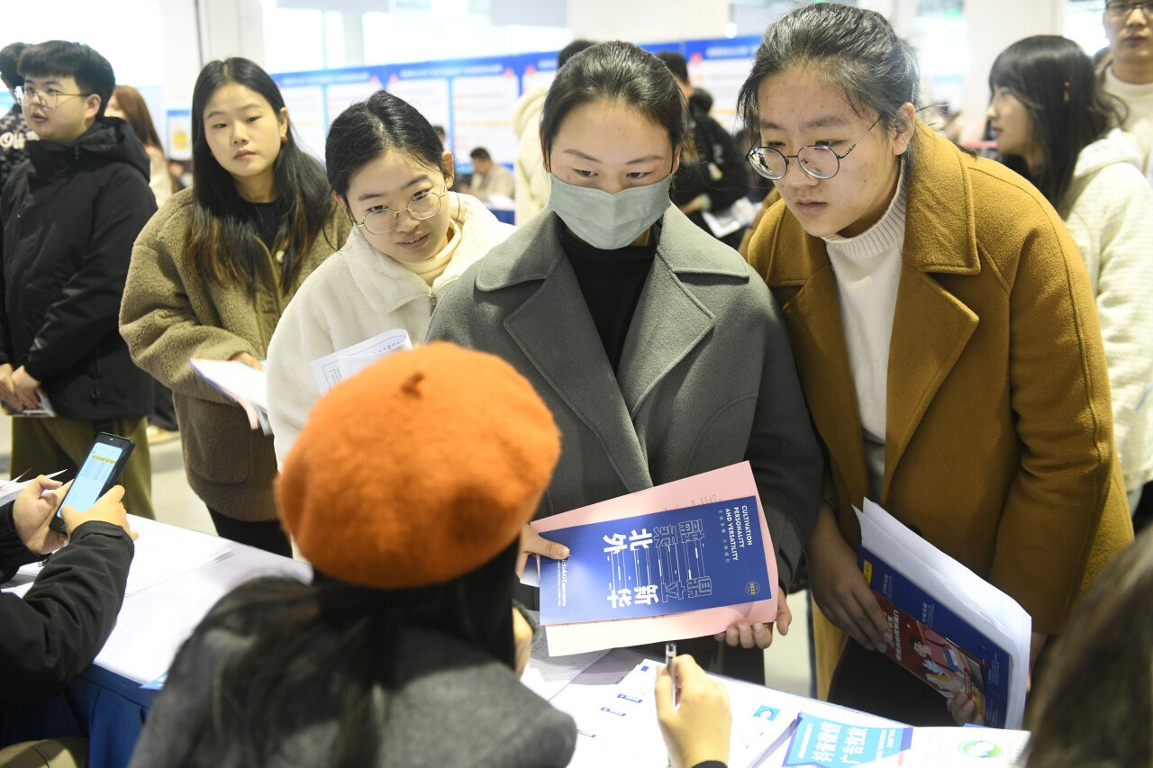 12月8日,大学生求职者在招聘活动现场向用工招聘人员了解招聘信息.