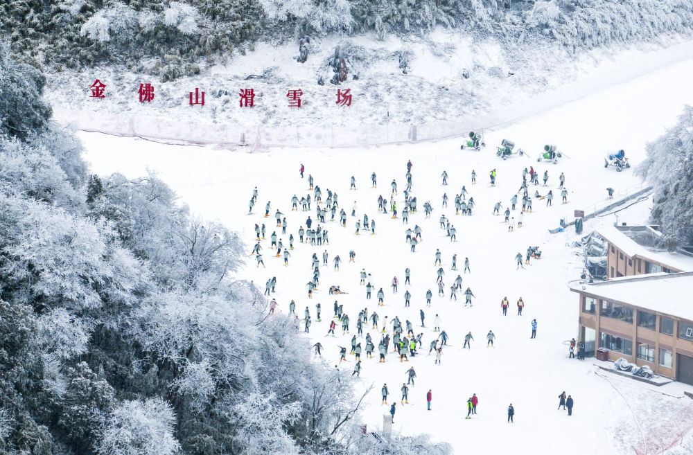 在重庆市南川区金佛山滑雪场,滑雪爱好者正在体验冰雪运动.(黄巧 摄)