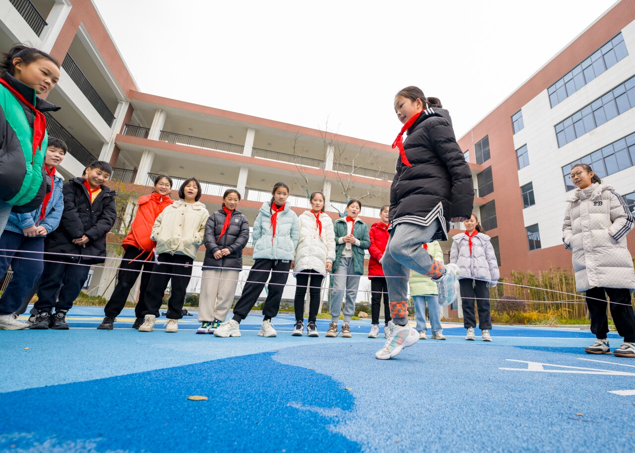 12月13日,江苏省海安高新区实验小学的孩子们在课间玩"跳橡皮筋"游戏.