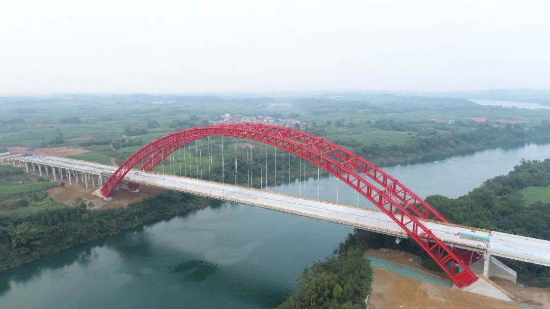 航拍武忻高速正龙红水河特大桥.(广西路建集团武忻2-1分部供图)