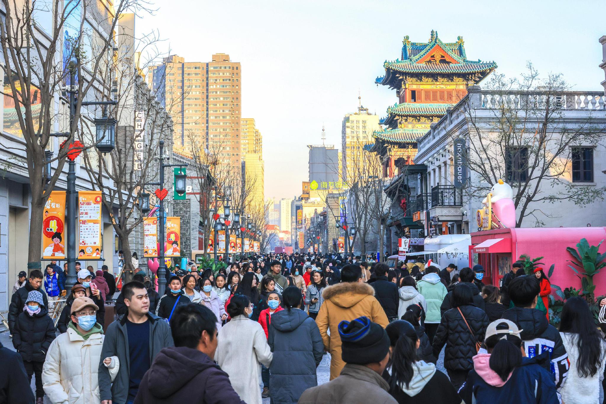 太原市千年古街钟楼街人潮涌动.