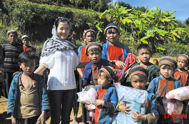 ▲亨利集团宣传魏榕（前排左二）善举的新闻图