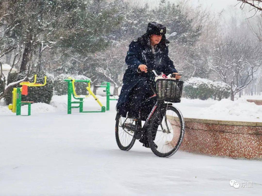 风雪中赶路上班的人.&nbsp;京城拍客 乔健/摄