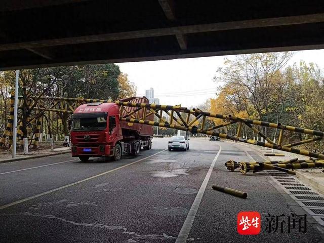 粗心司机开车走神,厢式大货车撞断限高杆