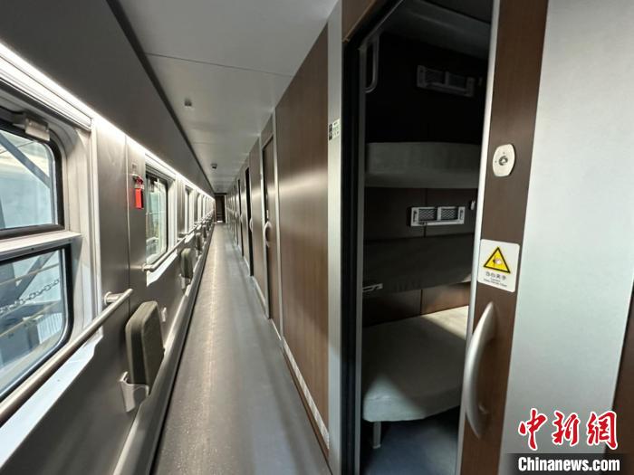 【甘快看】亮相兰州的新型动车组列车即将上线运营驶向"远方"