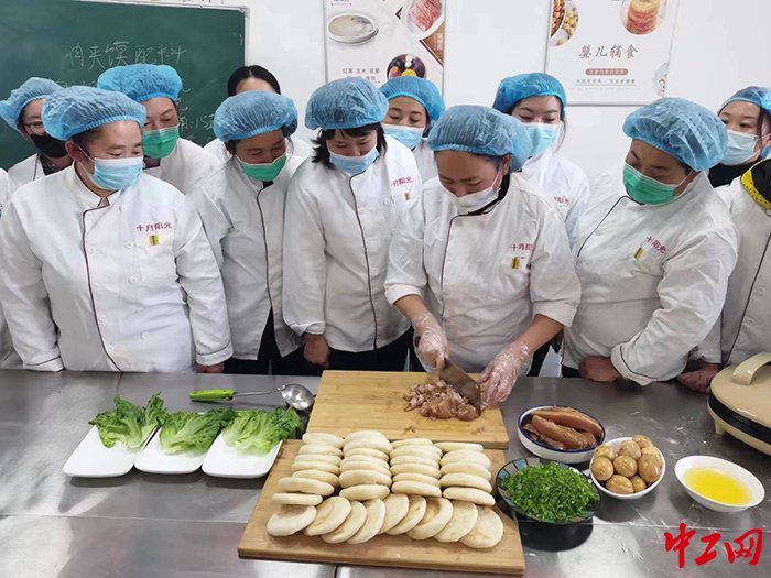 高级面点师钟利利为学员们讲授面点的制作技巧.任城区总工会供图