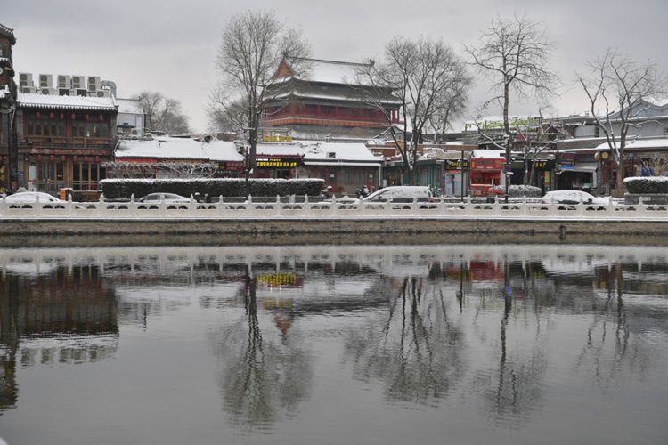 12月12日,鼓楼西南侧,白雪覆盖的四合院是北京胡同特有的冬日画卷.